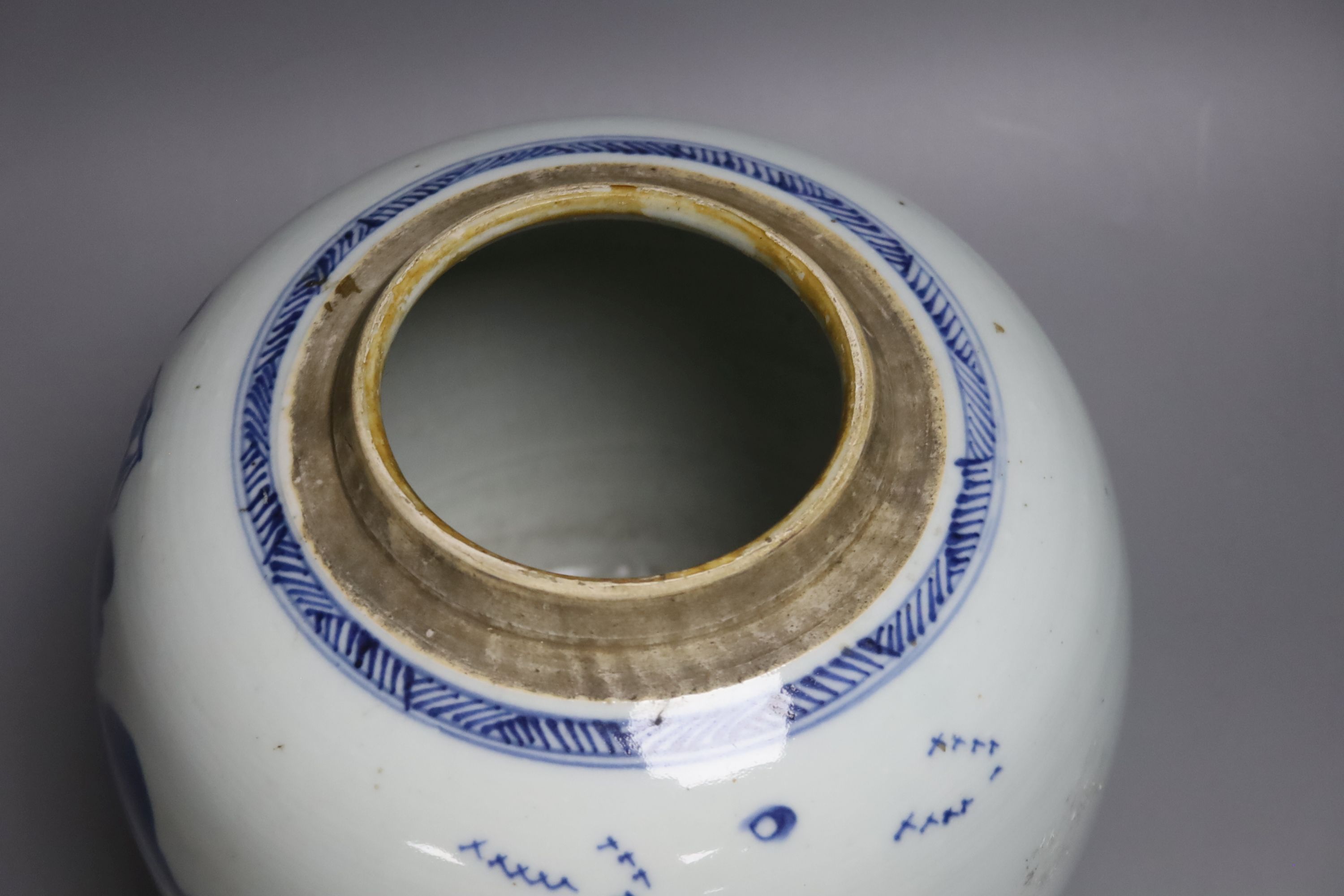 A 17th / 18th century Chinese blue and white jar, height 22cm